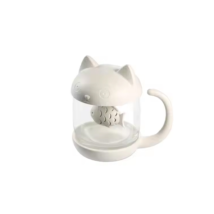 魚注入器ストレーナーの猫型のガラス製品を添えたオフィスティーカップ